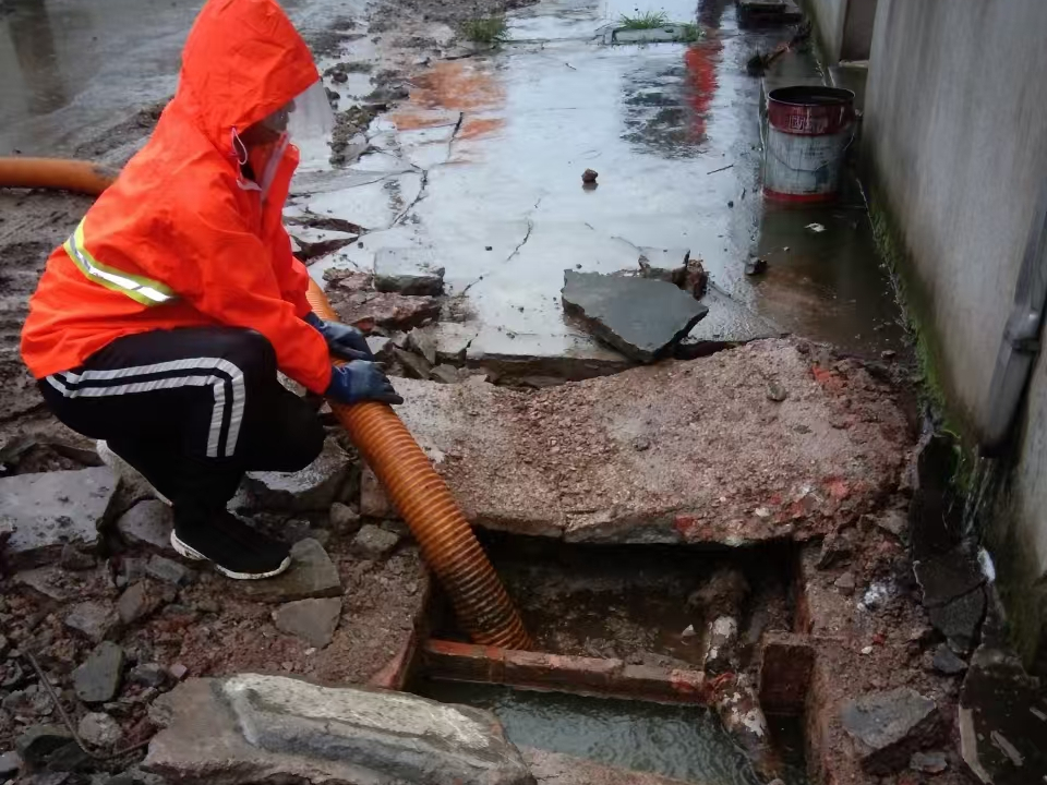 岢岚专业清理污水池 炜誉市政以规范流程守护城市 “肠道”